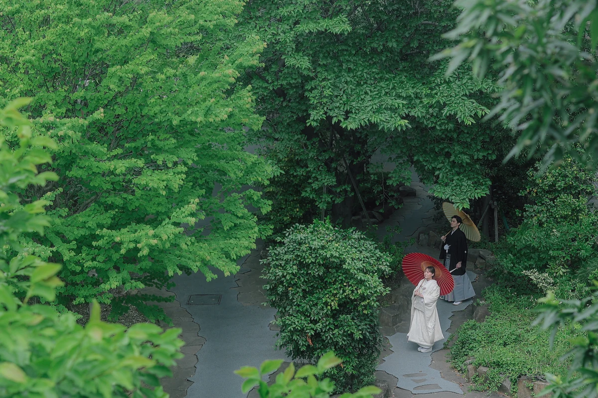 緑に包まれた並木道での和装写真