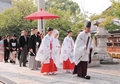 神社での花嫁行列